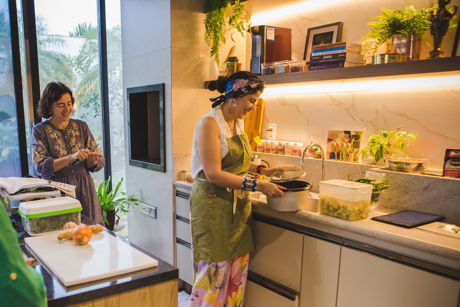 Simone Plastina cozinhando na Casa Agni